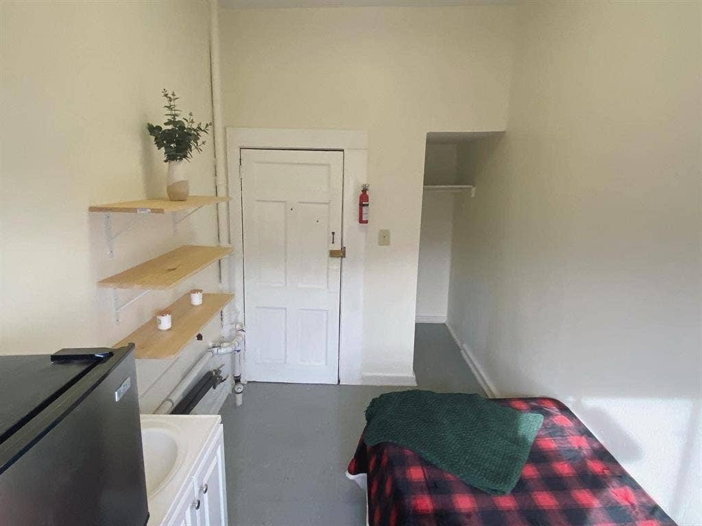 Private bedroom. Shared Bathroom.