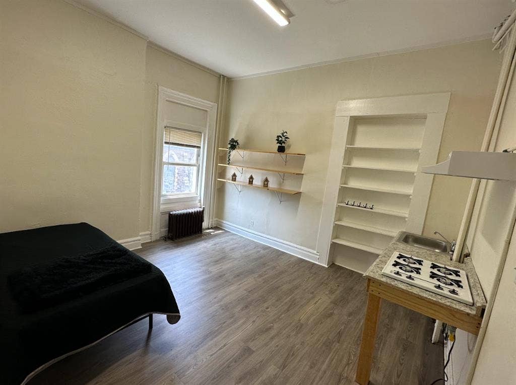 Private bedroom. Shared Bathroom.
