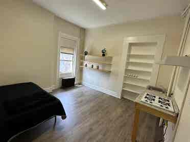 Private bedroom. Shared Bathroom.