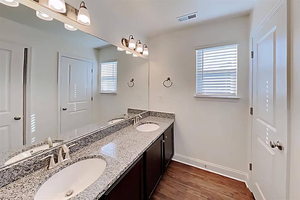Rooms for rent in a new house