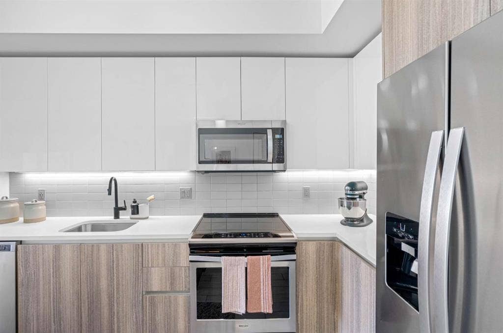LOOKING FOR A ROOMMATE