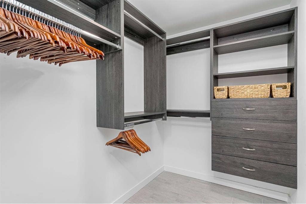 LOOKING FOR A ROOMMATE