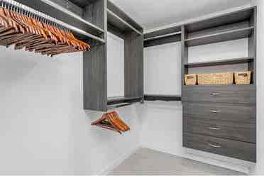 LOOKING FOR A ROOMMATE