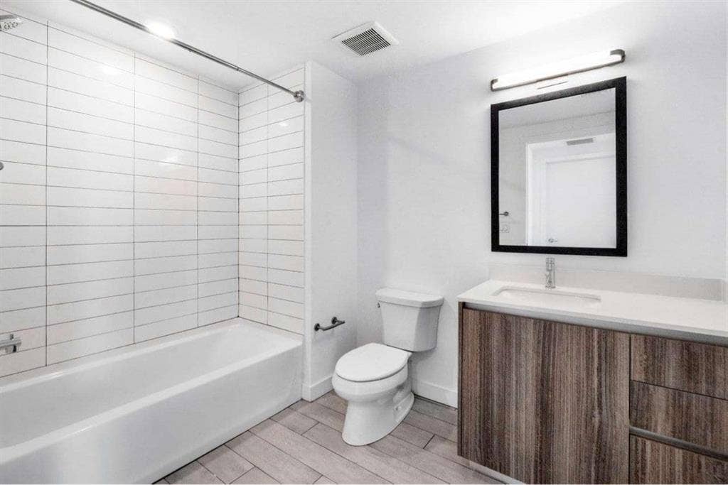 LOOKING FOR A ROOMMATE