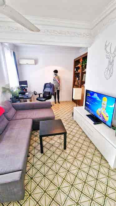 Habitación luminosa con cama doble