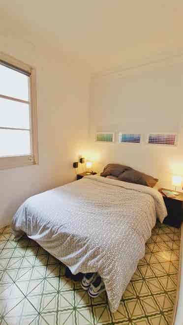 Habitación luminosa con cama doble