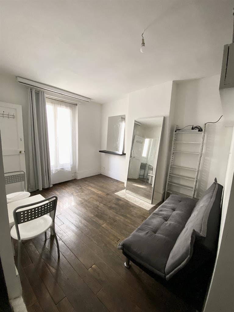 Studio w/ mezzanine walk in closet