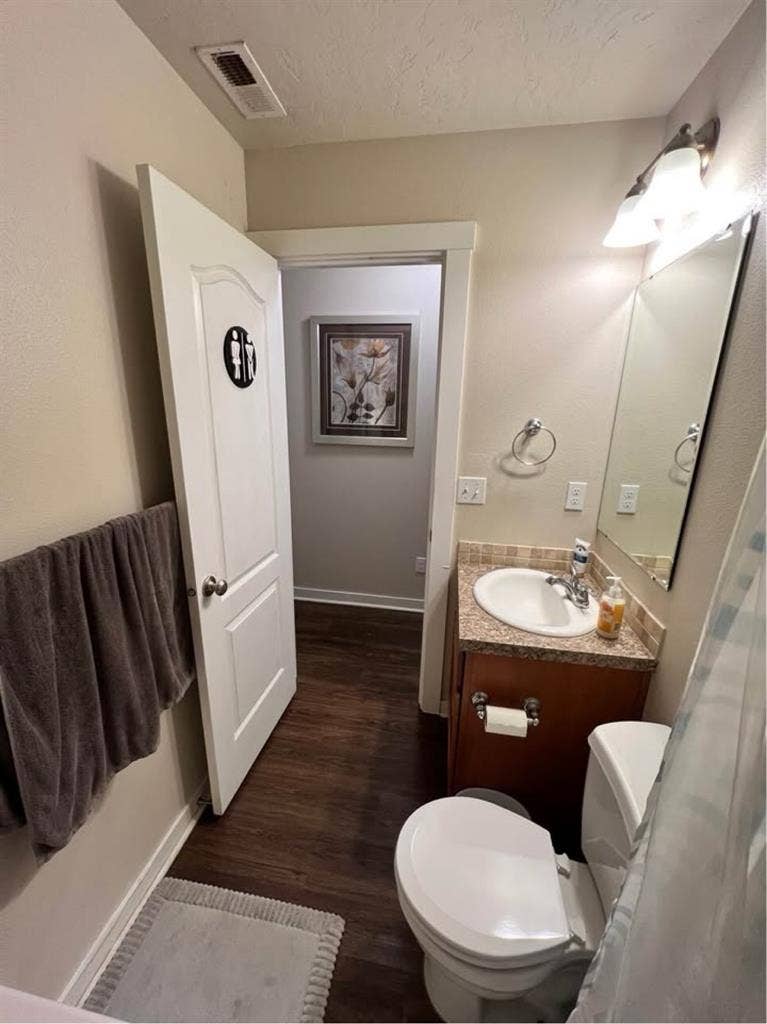 2 private rooms for rent, pets OK.