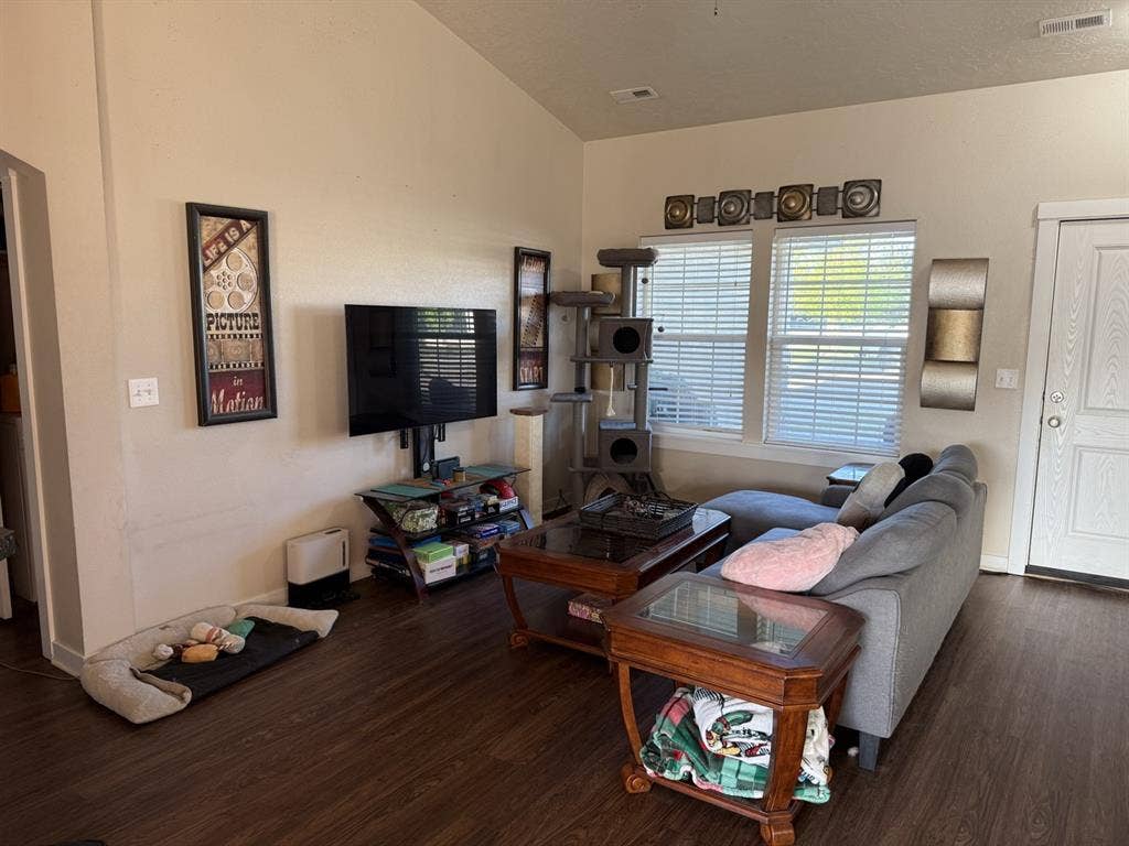 2 private rooms for rent, pets OK.