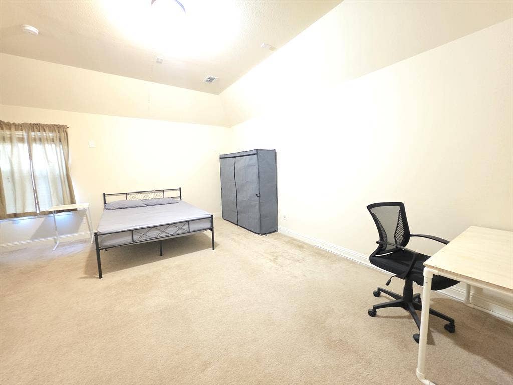 Huge room for rent in Frisco, TX