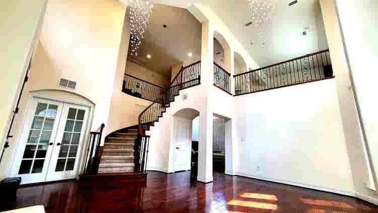 Huge room for rent in Frisco, TX