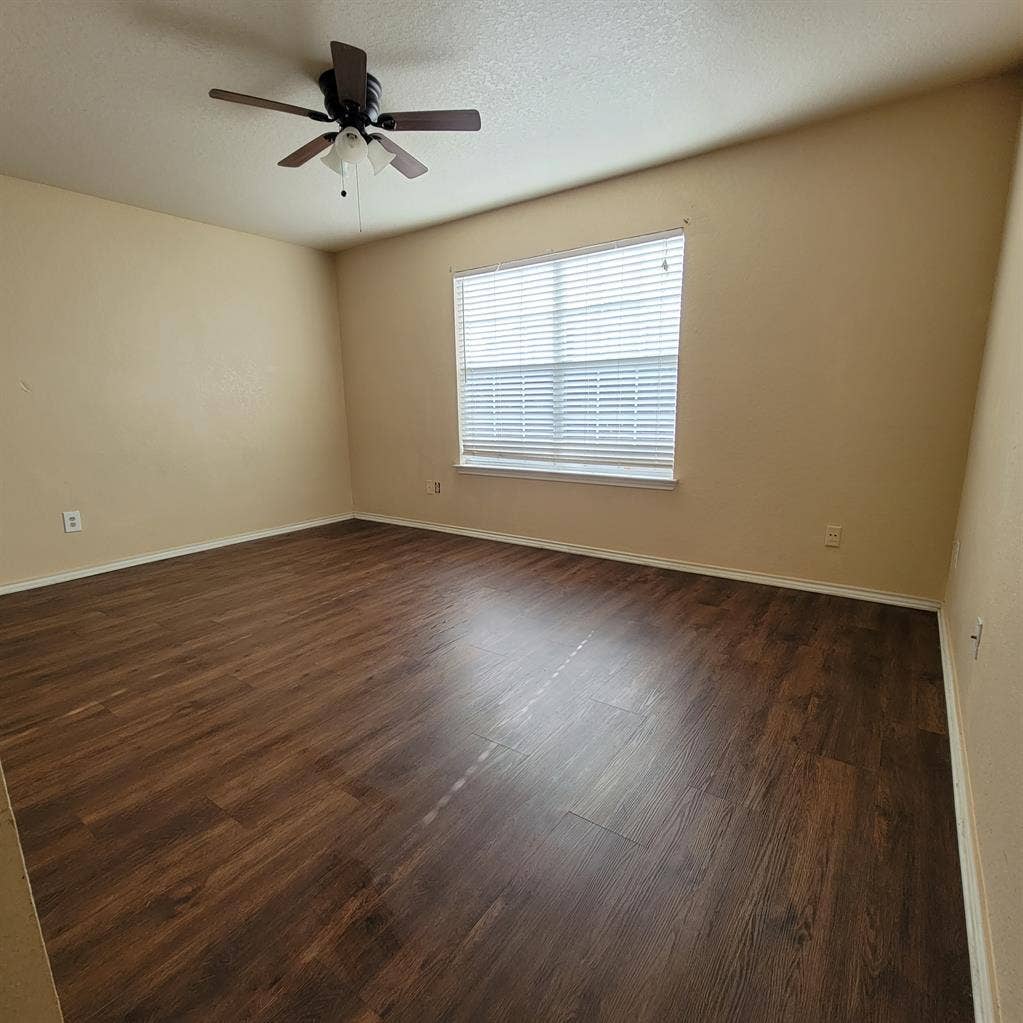 Room for rent available now