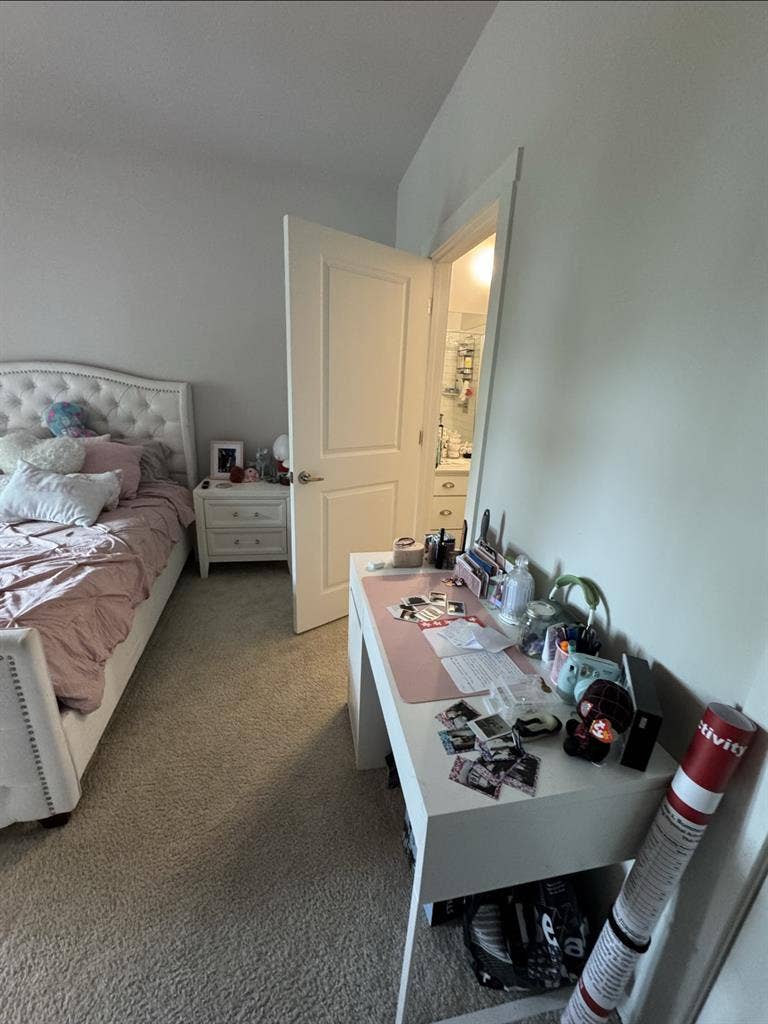 Room
 for rent in
 luxury apt