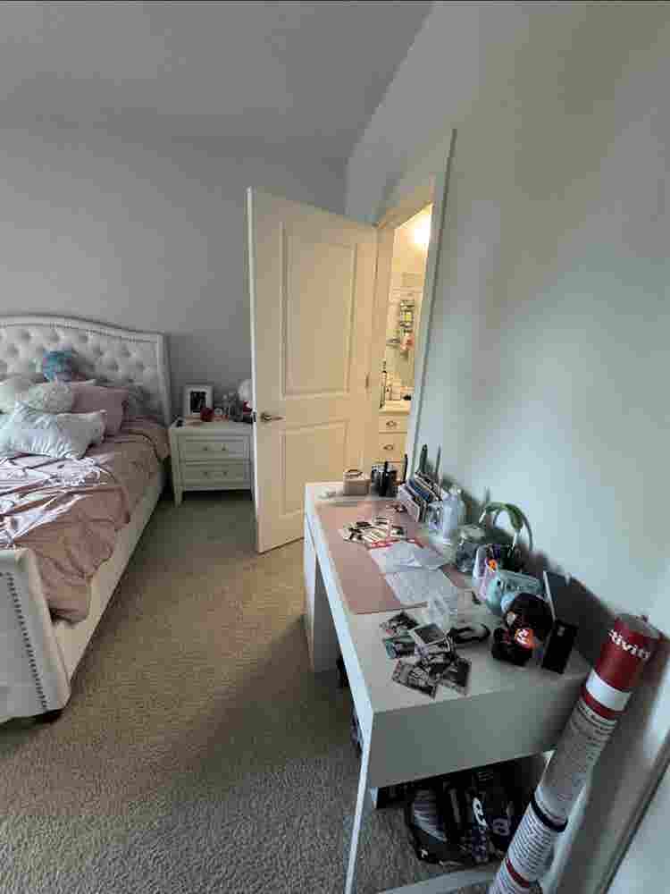 Room
 for rent in
 luxury apt