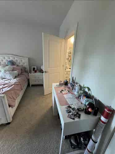 Room
 for rent in
 luxury apt