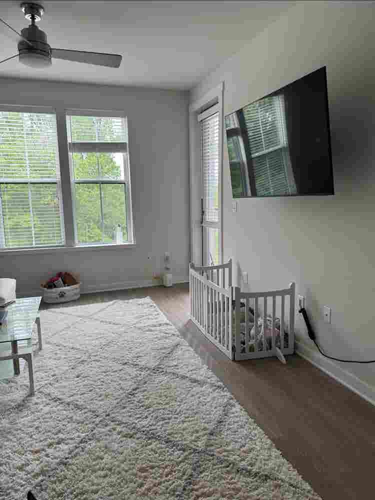 Room
 for rent in
 luxury apt