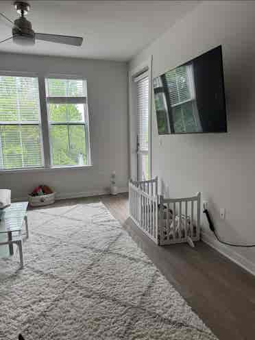 Room
 for rent in
 luxury apt
