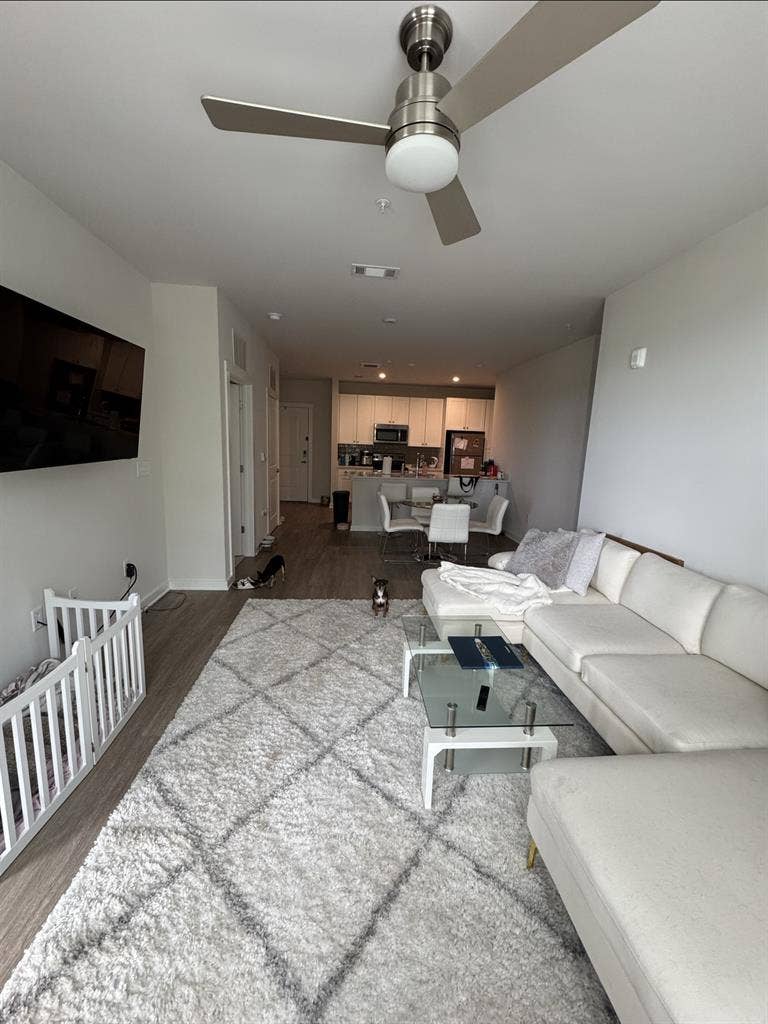 Room
 for rent in
 luxury apt