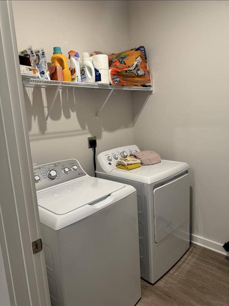 Room
 for rent in
 luxury apt