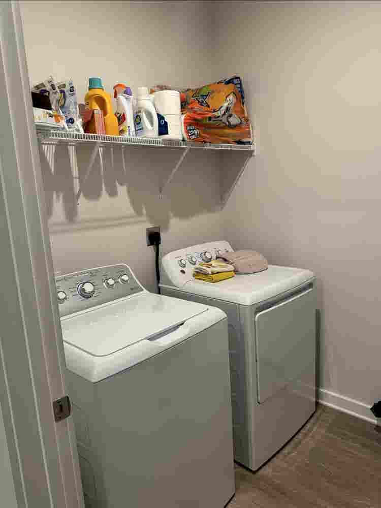Room
 for rent in
 luxury apt