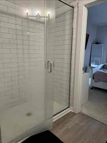 Room
 for rent in
 luxury apt