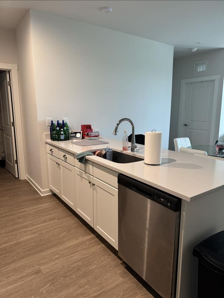 Room
 for rent in
 luxury apt