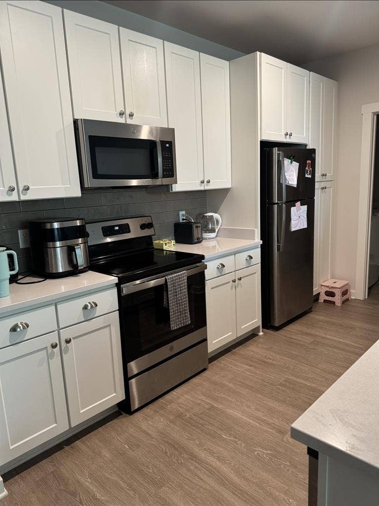 Room
 for rent in
 luxury apt