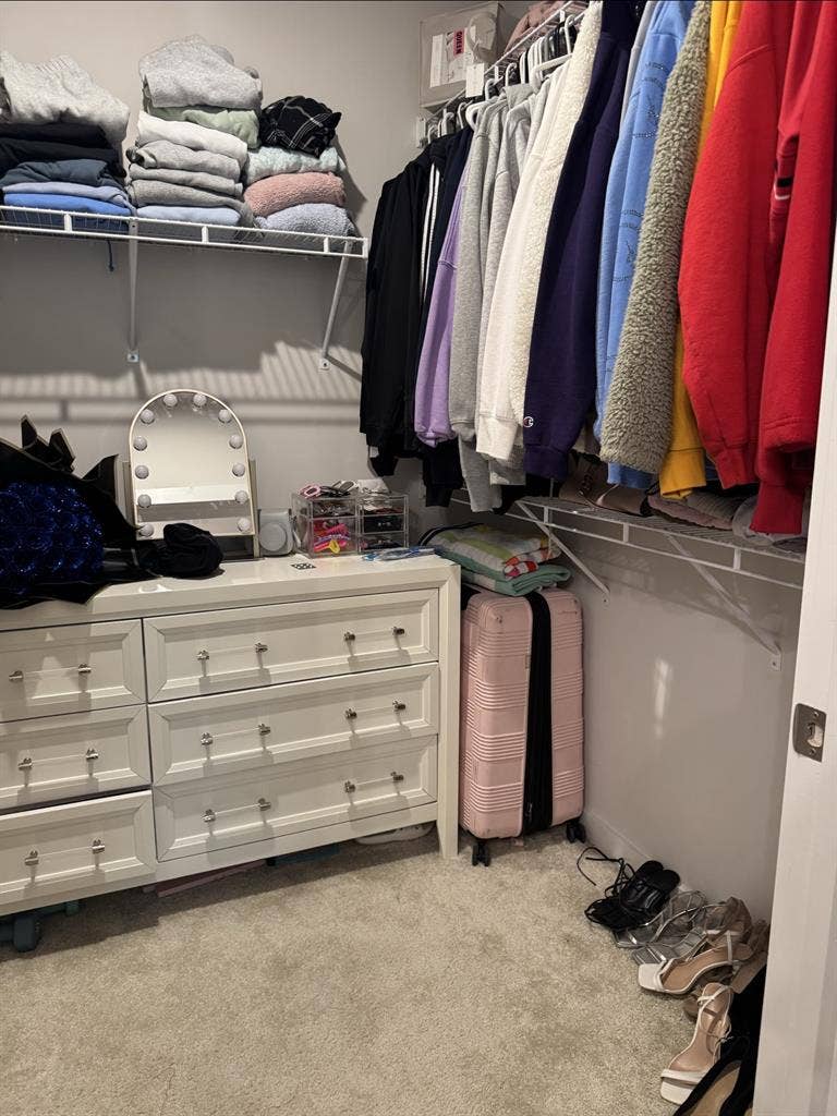 Room
 for rent in
 luxury apt