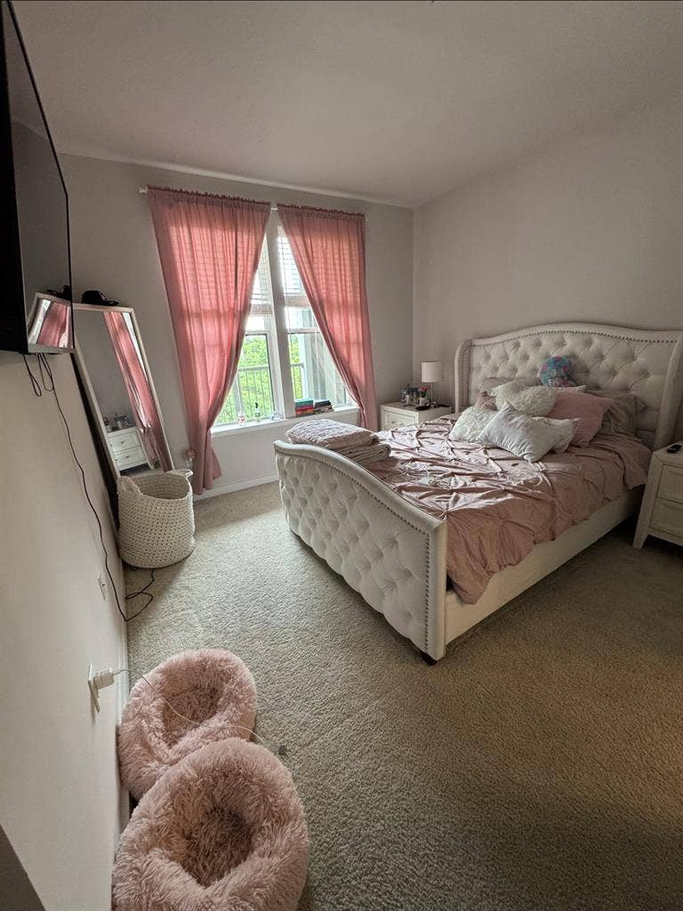 Room
for rent in
luxury apt