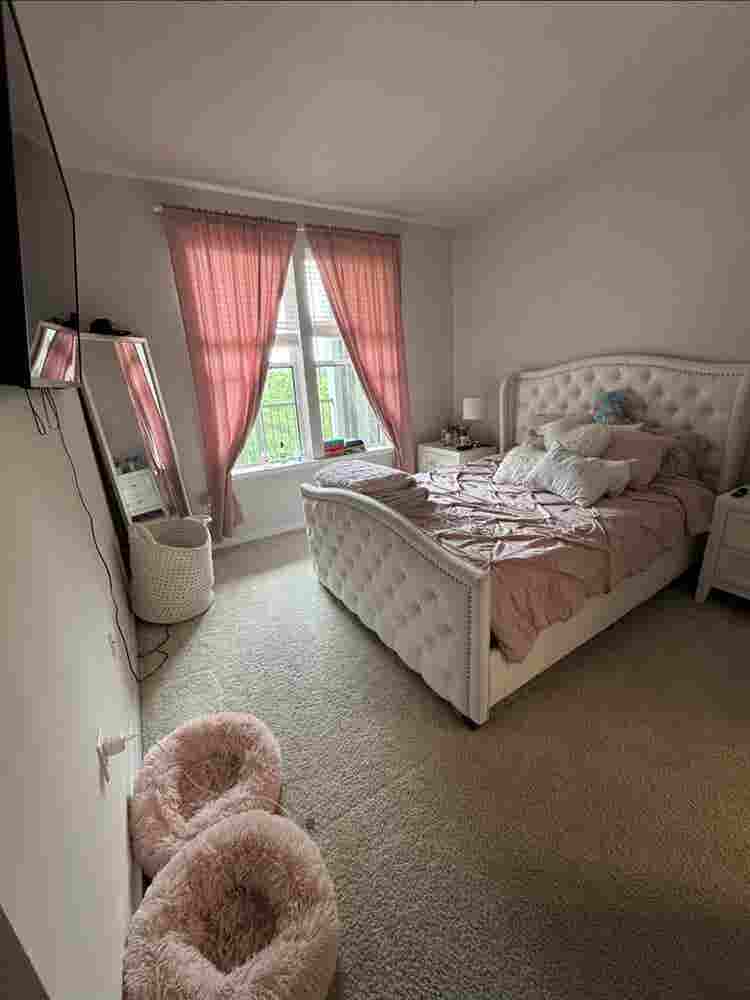 Room
 for rent in
 luxury apt