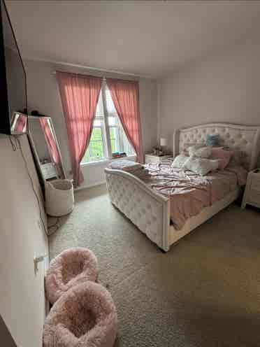 Room
 for rent in
 luxury apt