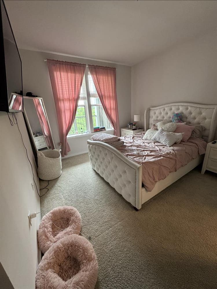Room
 for rent in
 luxury apt