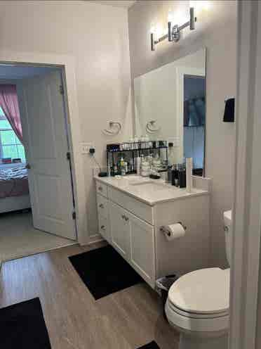 Room
 for rent in
 luxury apt