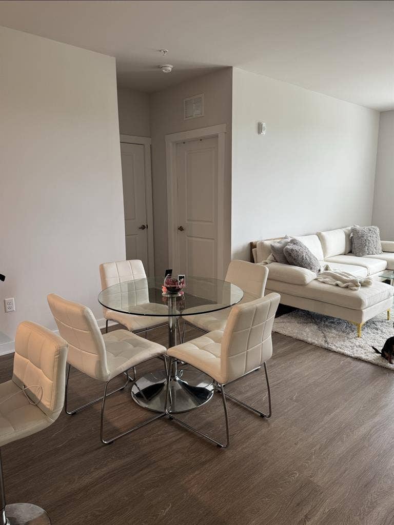 Room
for rent in
luxury apt
