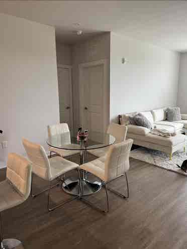 Room
 for rent in
 luxury apt