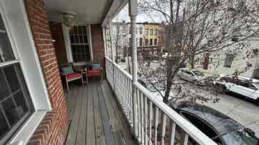 Sunny Room w/ 3 Girls near Fed Hill