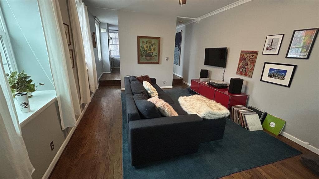 Sunny Room w/ 3 Girls near Fed Hill