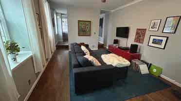 Sunny Room w/ 3 Girls near Fed Hill