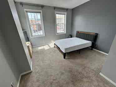 Sunny Room w/ 3 Girls near Fed Hill