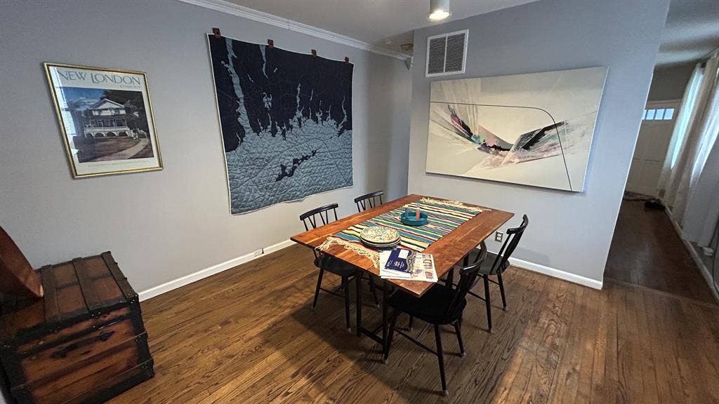 Sunny Room w/ 3 Girls near Fed Hill