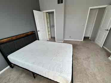 Sunny Room w/ 3 Girls near Fed Hill