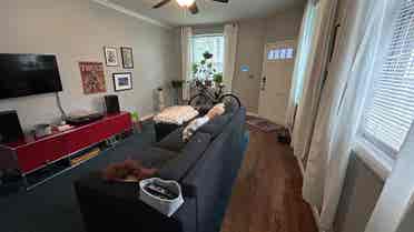 Sunny Room w/ 3 Girls near Fed Hill