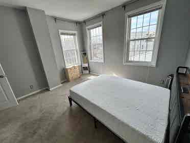 Sunny Room w/ 3 Girls near Fed Hill