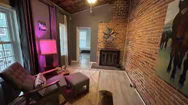 Sunny Room w/ 3 Girls near Fed Hill
