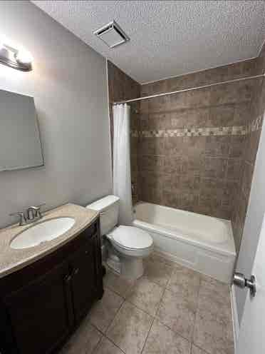 2 Rooms available