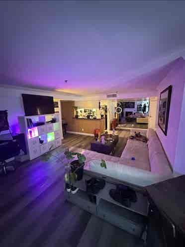 Looking for roommate West Hollywood