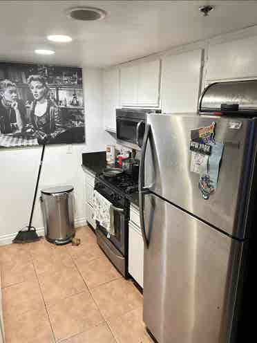 Looking for roommate West Hollywood
