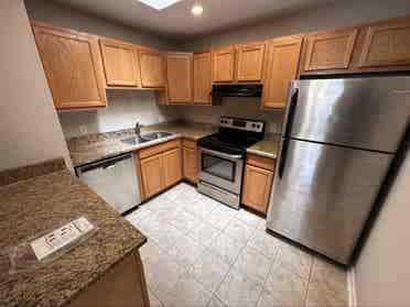 Looking for 2 roommates