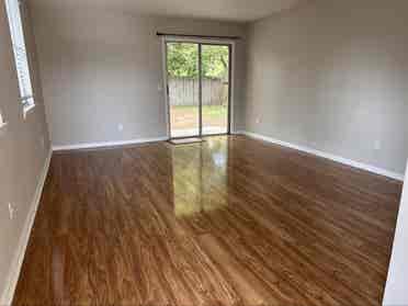 Looking for 2 roommates