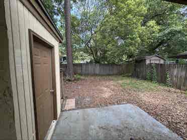 Looking for 2 roommates